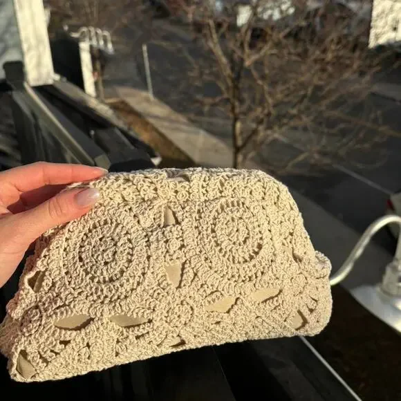 Cream textured clutch bag - Picture 4 of 7